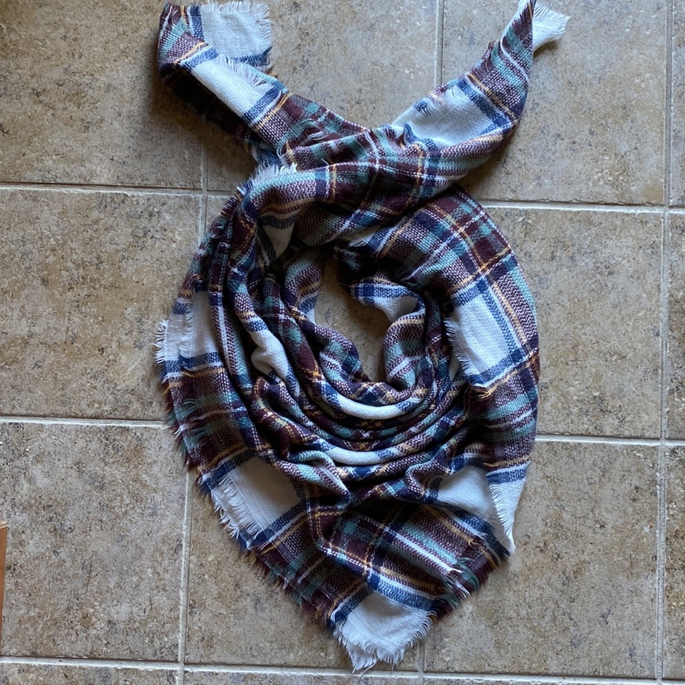 NWOT Large colorful & soft plaid wool woven scarf/shawl w/fringes edges,…